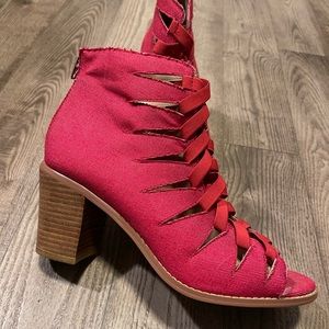 Zipper, elastic band block heel.